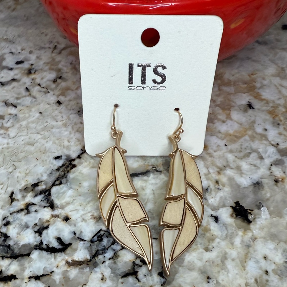 NWT! Gold Cut Outs Dangle Feather Lightweight Earrings - Picture 1 of 5